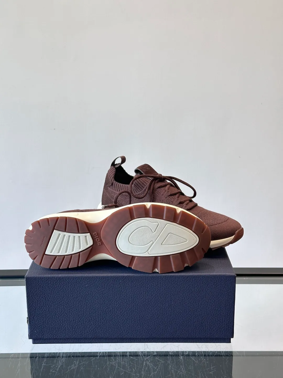 Men's Men's Shoes 💰p440 "Dior" B80 sneakers are a new product of Dior men's series, focusing on comfort and fashion. The upper is made of breathable mesh + fabric splicing, which is lightweight and fits the shape of the foot, making it super comfortable for daily wear. The sole is made of rubber, which has great grip and wear resistance, and is suitable for commuting or light sports. The overall style is simple, the gray tone is versatile, and the shoelaces are adjustable for a more stable fit. Designed by Kim Jones, it is both practical and trendy. It is one of the new hot items in early spring①. size: 39-45 (38.46 customized)